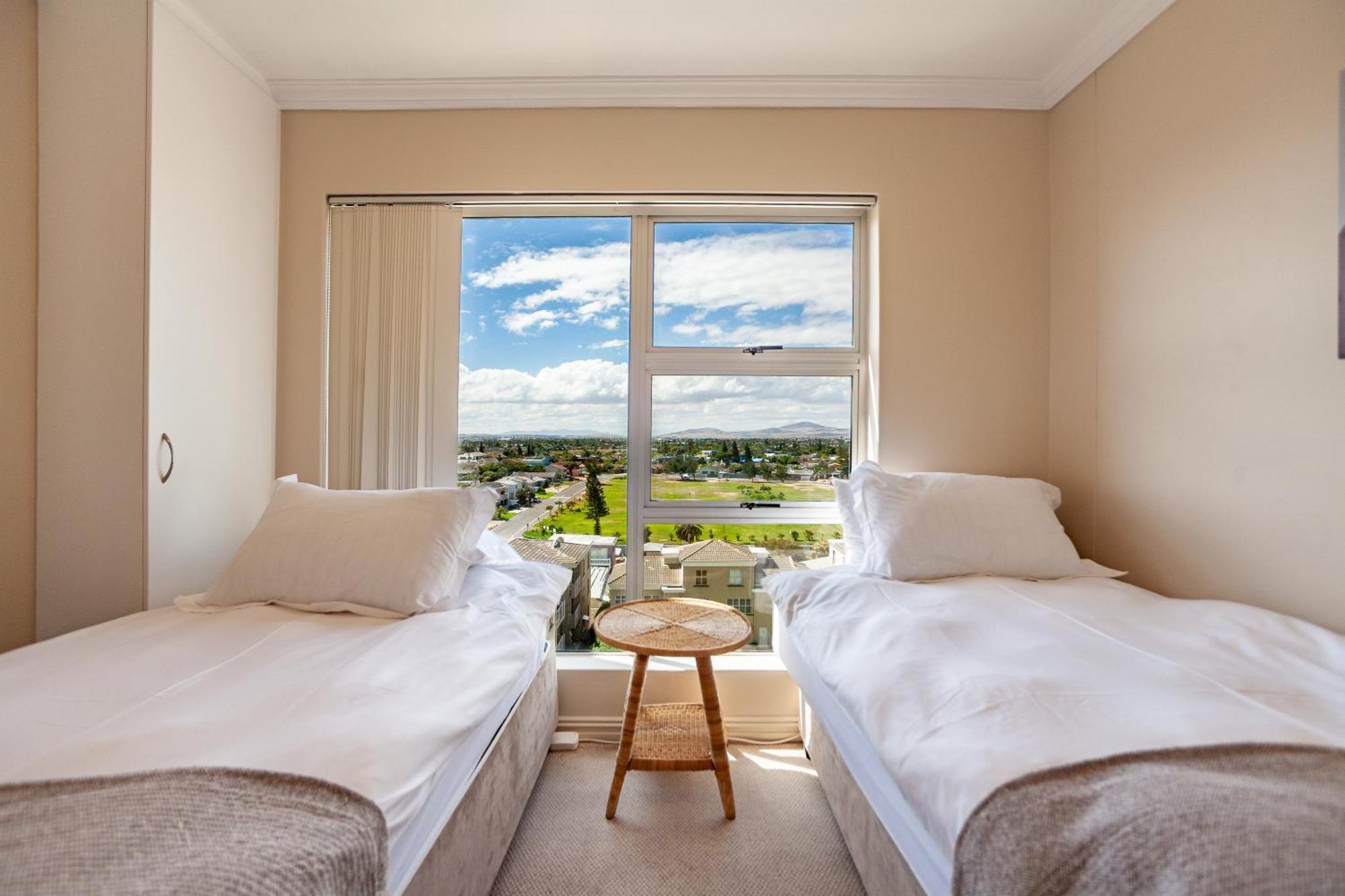 Ocean View 7th Floor 2 Bed, Blouberg * Cape Town